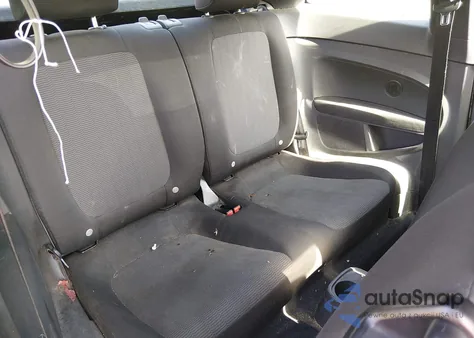 2014 Volkswagen Beetle 2.5L Entry z USA, uszkodzony, nr VIN 3VWFP7AT7EM611216